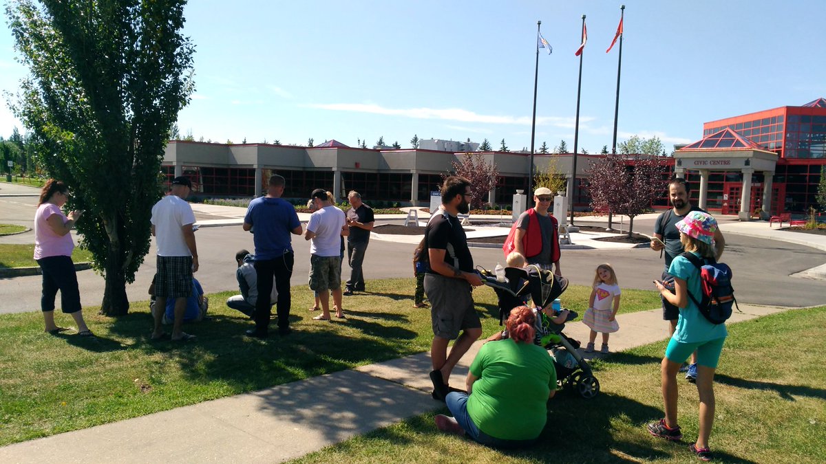 VisitLeduc's tweet image. .@MainStreetLeduc #Pokemon #Leduc @CityLeducEvents battle!