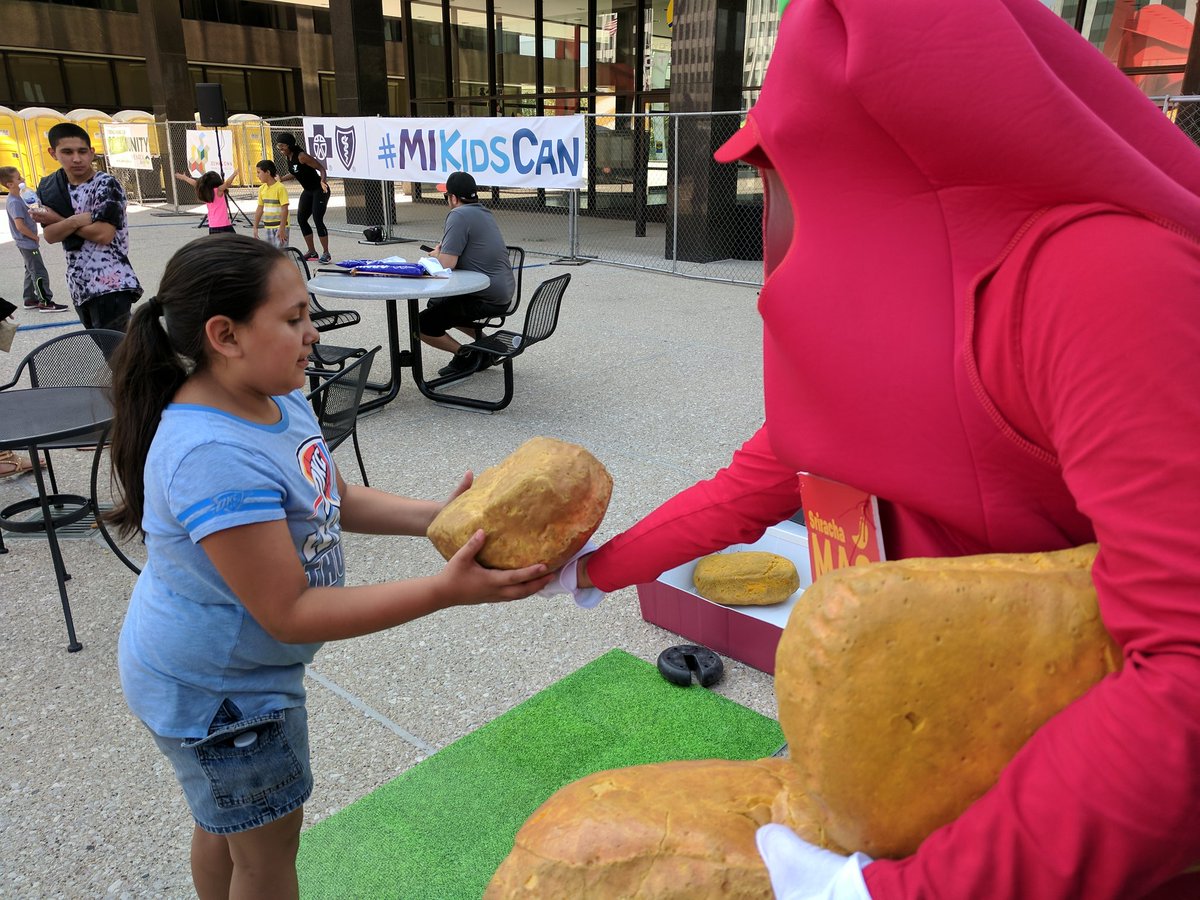 OreoClones2012's tweet photo. Having fun with #MichTeam at the Hispanic festival in Grand Rapids! https://t.co/umxQIabB0q