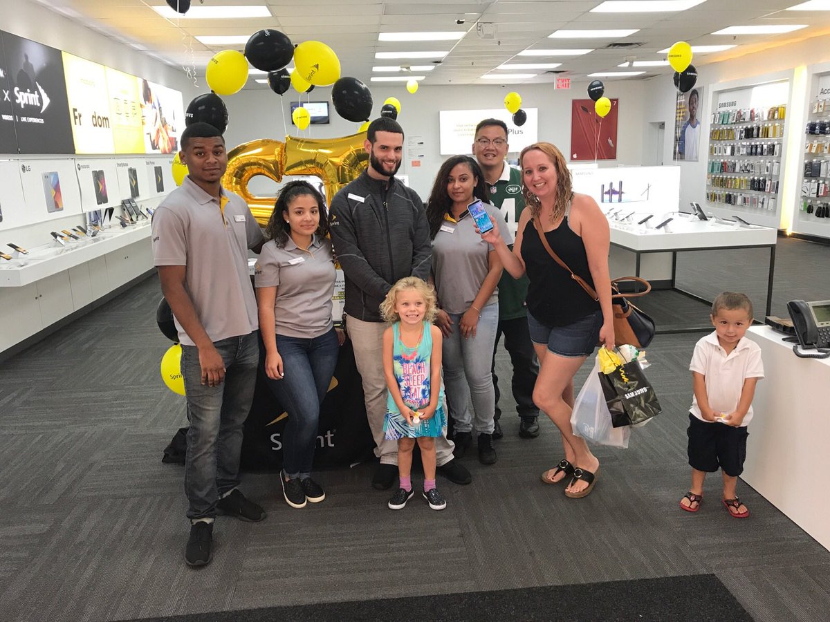 Sprint7207's tweet photo. Welcoming Jessica to the Sprint family!!! #SSTY @VThecloser21 @jchan267 @beautyfulmindss @Jessewhite34 https://t.co/nFi682LP6N