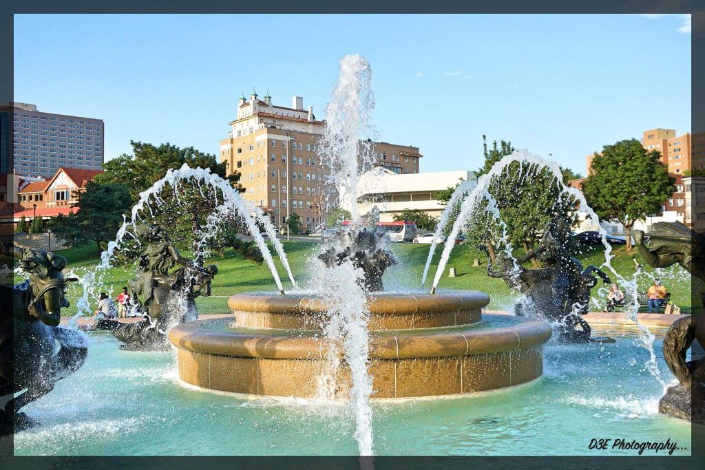 VantourCorp's tweet photo. Weather is amazing! Lovely Kansas City and its fountains! Travel KC with US, #Midwest #TravelnLive #KCSpirit photo credit @D3EPhotography https://t.co/JBzU3HWySJ