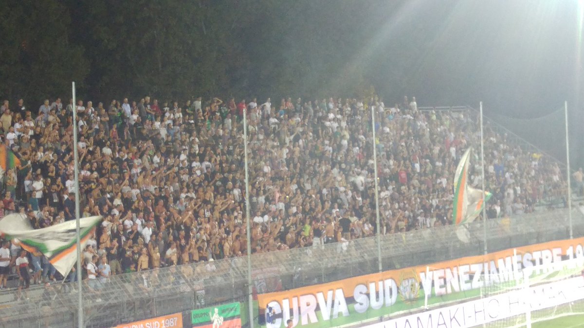 Palledicuoio's tweet photo. La curva sud del Penzo: sempre bello vederla piena.

#VenSal #leonidentro #daichendemo https://t.co/AdHqgIF25L