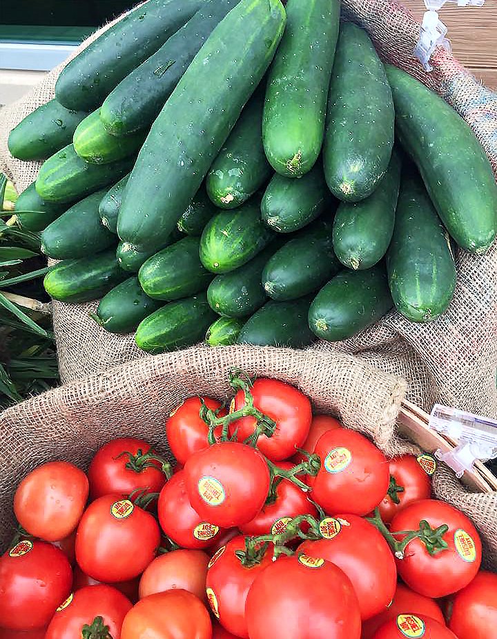 This <a href="/MarianosMarket/">Mariano's</a> in Chicago knows that produce from the Midwest, like red and ripe Bushel Boy tomatoes from Owatonna, MN, is best! 🍅