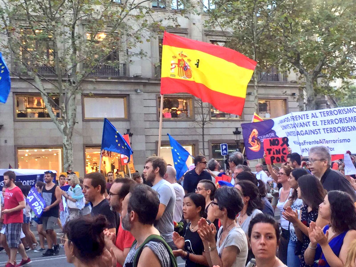 ccifuentes's tweet photo. 📸Si atacan una ciudad española nos atacan a todos. Por eso hoy todos hemos salido a la calle a decir a los terroristas que #NoTenemosMiedo🇪🇸 https://t.co/CBAPMO39Ln