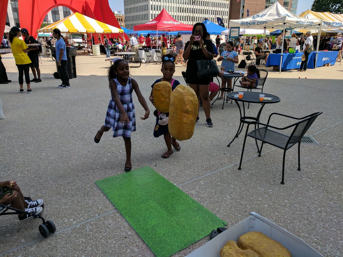 OreoClones2012's tweet photo. More fun with #MichTeam at the Hispanic festival @McDonalds_MI https://t.co/RyLVuuydbb