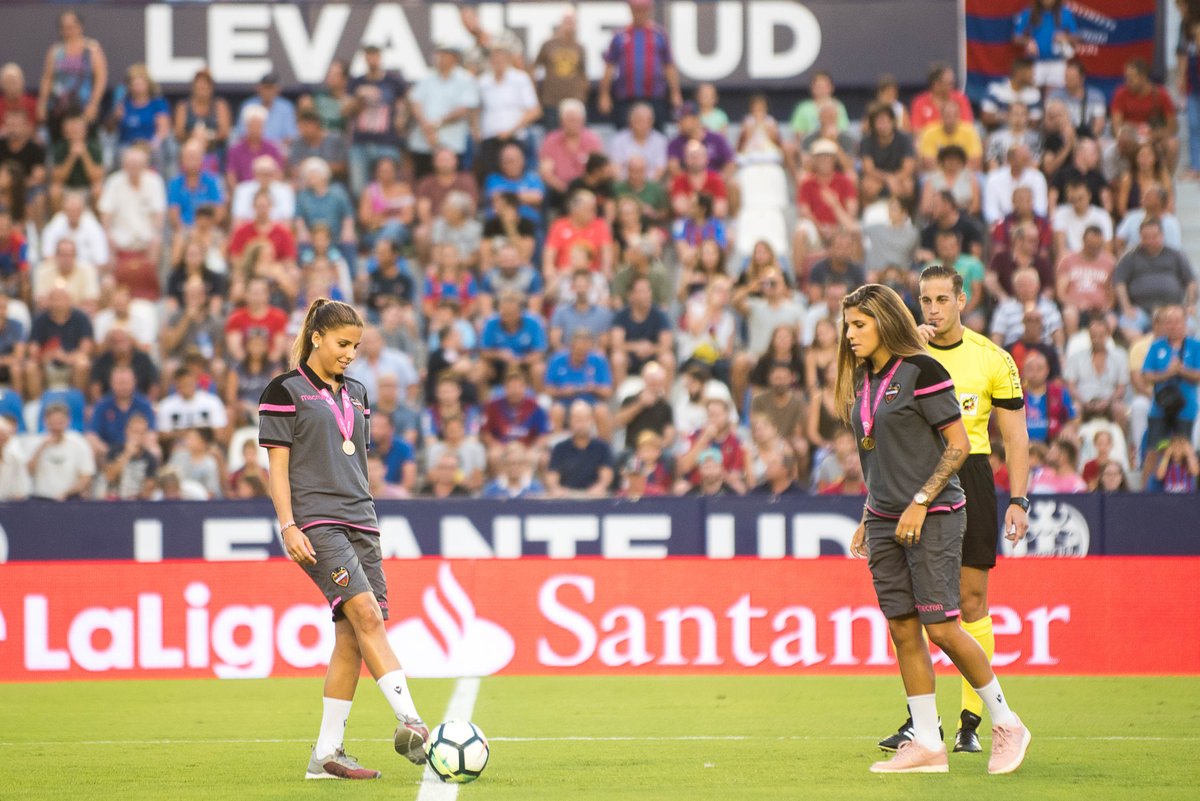 LUDfemenino's tweet photo. ¡Las campeonas de Europa Noelia y Natalia Ramos realizan el saque de honor y reciben una gran ovación en el #LevanteDépor! #OrgullGranota https://t.co/jleFY2j9mo