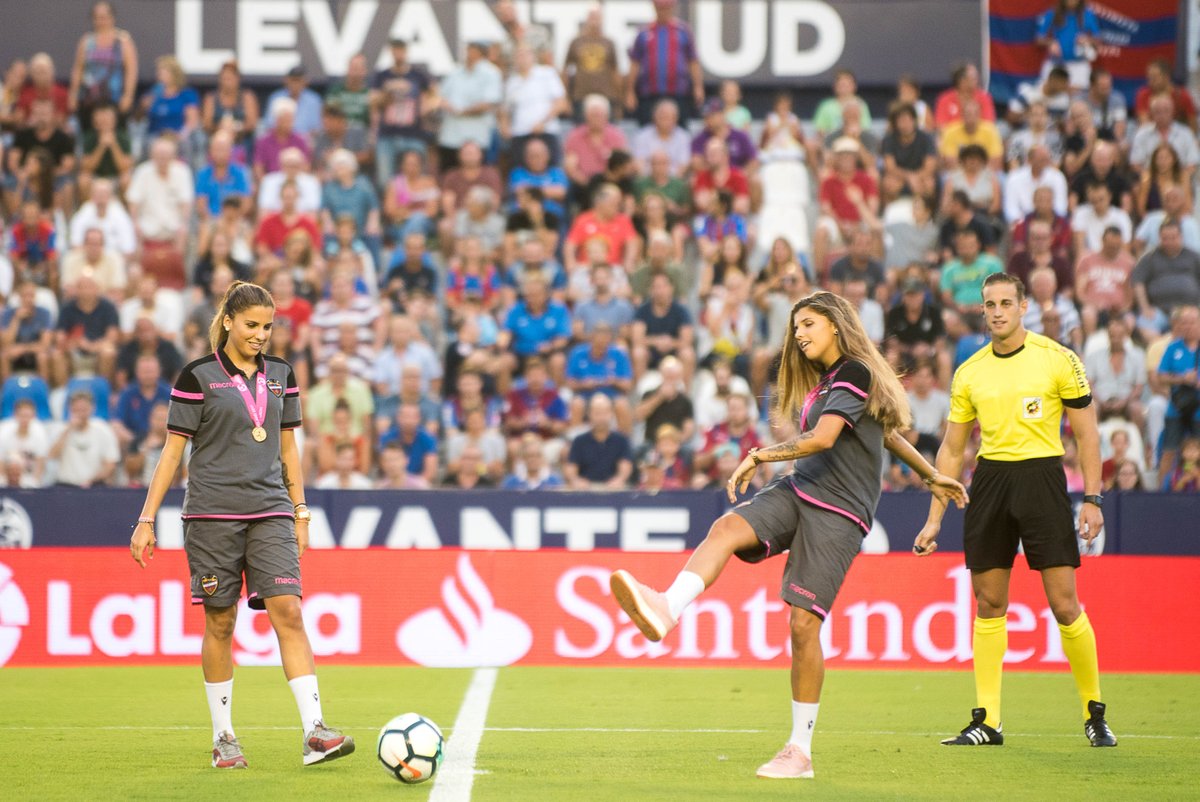 LUDfemenino's tweet photo. ¡Las campeonas de Europa Noelia y Natalia Ramos realizan el saque de honor y reciben una gran ovación en el #LevanteDépor! #OrgullGranota https://t.co/jleFY2j9mo