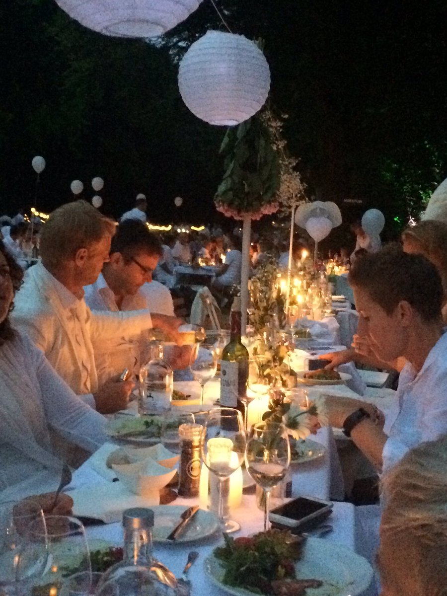 BirgitOosterh's tweet photo. What a party!!! #deB17 @kasteelgroeneve https://t.co/OmsWobqM6a
