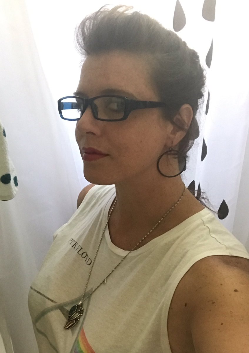 Curvy_Kay's tweet photo. #PinkFloyd #fohawk #SaturdayVibes #naughtylibrarian https://t.co/RMETuV3yWP