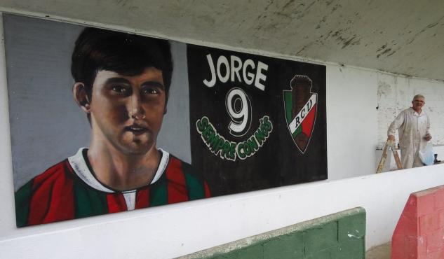elprogreso_Lugo's tweet photo. El abuelo de Jorge Tato da lustre al mural de su nieto en el campo del @racingvillalbes. Un gesto emocionante https://t.co/nZ8o1R8jCN https://t.co/wXNkuSJhfI