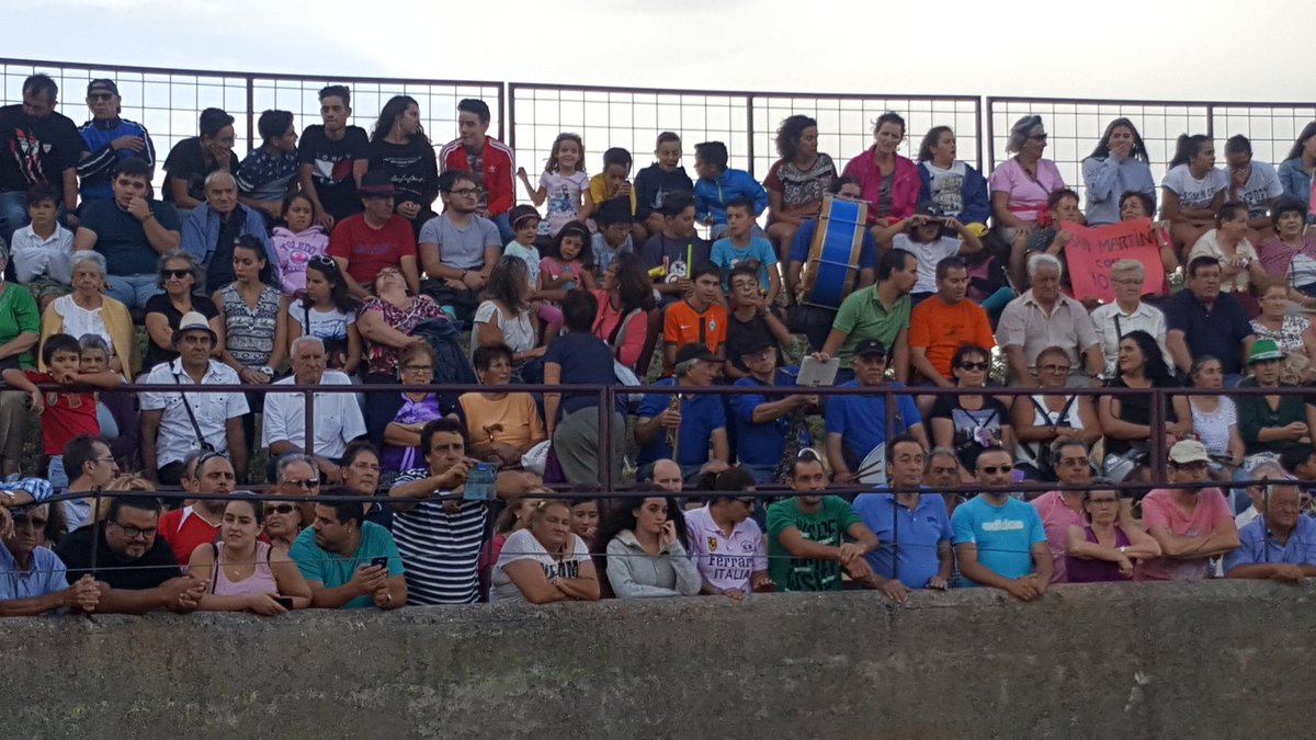 adelaidarodrigz's tweet photo. Los alumnos de la escuela de Salamanca,llenan los tendidos del Cabaco https://t.co/5KPDbgo82o