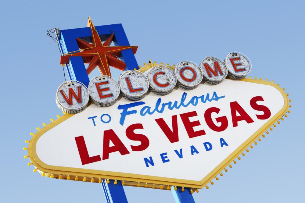 PoshClubHop's tweet photo. You'll have the chance to stop at the legendary #LasVegas sign for a photo op! https://t.co/Fquo9iCw8s https://t.co/6E6xR6tsk3