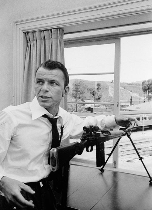 Twitter 上的Frank Sinatra Fans："Frank Sinatra with a rifle pointing out of  window in a scene from 1954 film, Suddenly. https://t.co/2bJs7izV8J" /  Twitter