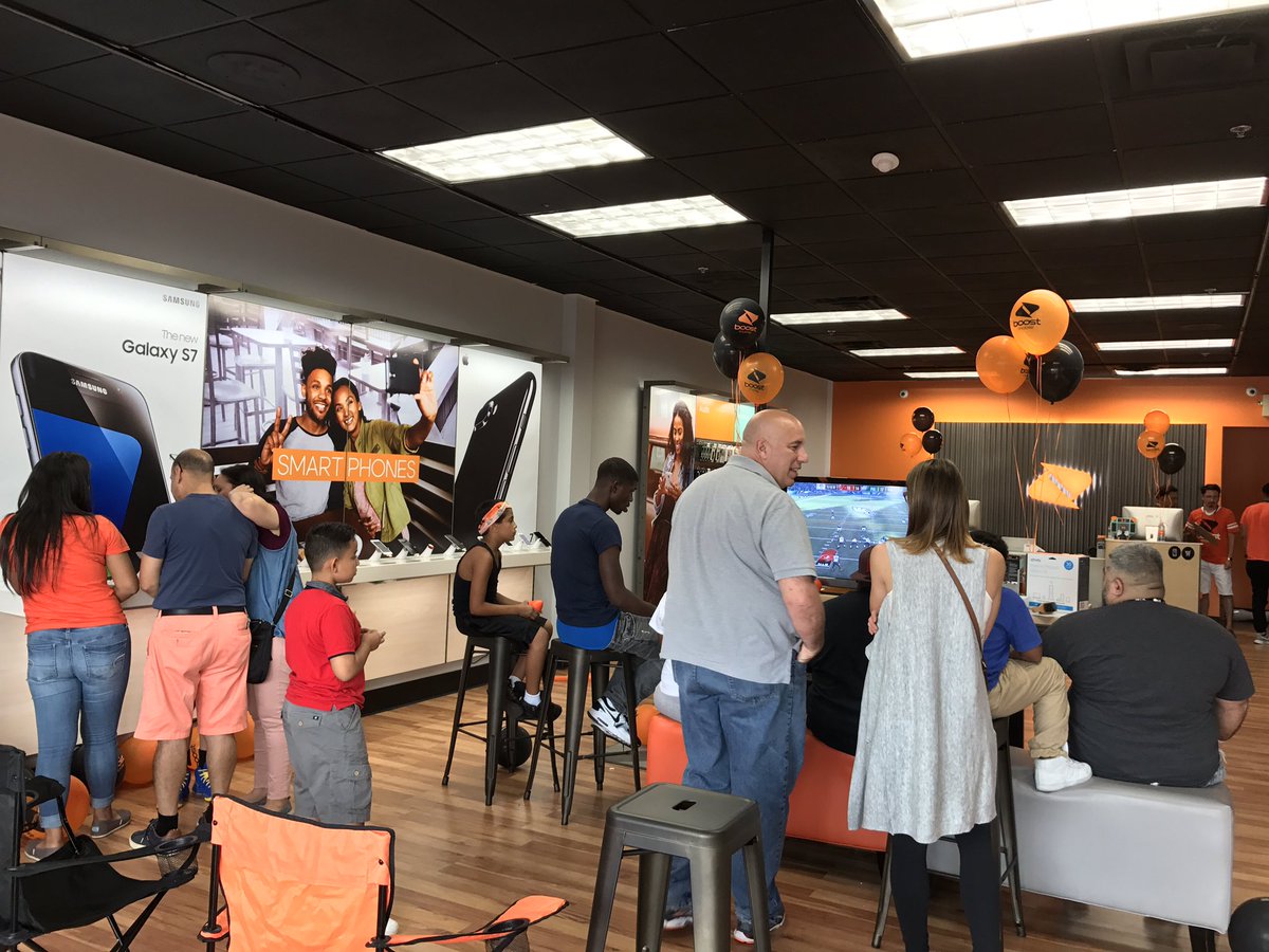 vtruongcao's tweet image. It ain't over, it ain't over!!!!! 🔥🏈🎮 #VIP #BoostTakeover #PhillyEvents @JayMiglionico @SMcgowan763 @VIPwireless @boostelevate @BoostOndigo