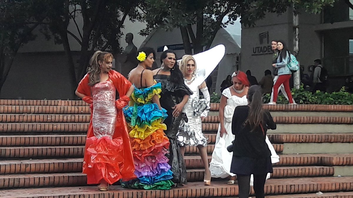 Danips12's tweet photo. Performance de moda reciclable "Red de Apoyo y Afecto de Mujeres T Diversas" #nuestrofestival @Utadeo_edu_co @TadeoCrossLab @CulturaUtadeo https://t.co/fz3rCAx6Ig