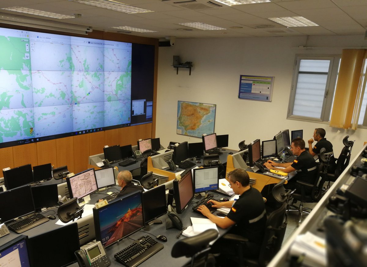 UMEgob's tweet photo. Desde el centro de operaciones del Cuartel General y de los batallones se sigue la colaboración de los equipos UME en emergencias 24/7/365 https://t.co/X6h2EnPkO5