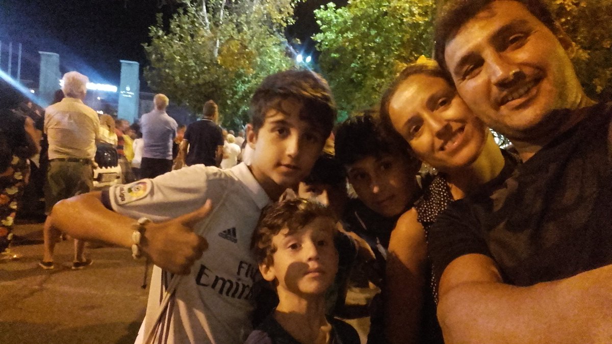 NBernabe's tweet photo. @manuelcarrasco_ Sólo pudo ser desde fuera pero aún así impresionante. Mis niños están alucinados. https://t.co/gb8NwFEFka