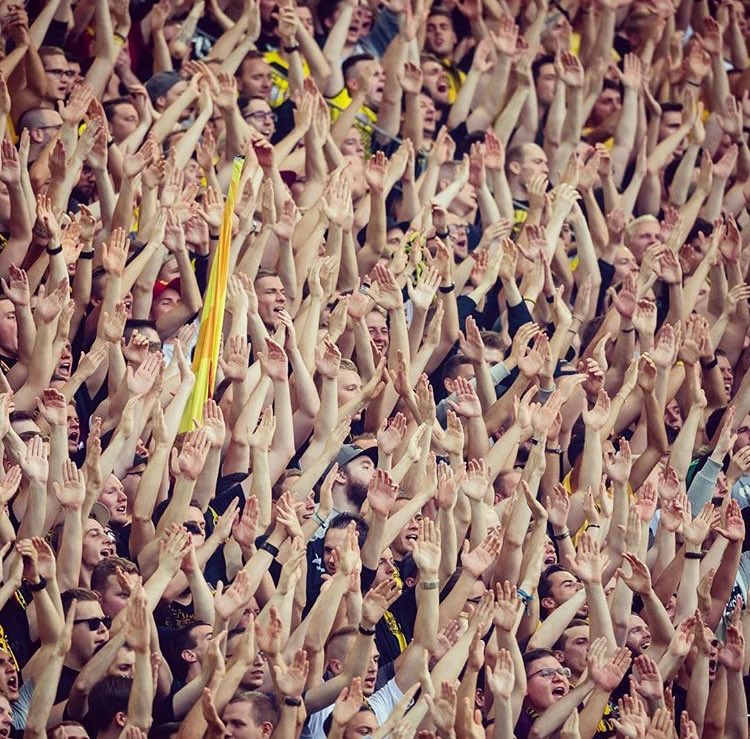 MarcBartra's tweet photo. Sehr gut Männer!!!! The best atmosphere, really good team work, clean sheet and 3 more points! Heja BVB!!! 💪🏼💪🏼 https://t.co/kOTEPdPpEh