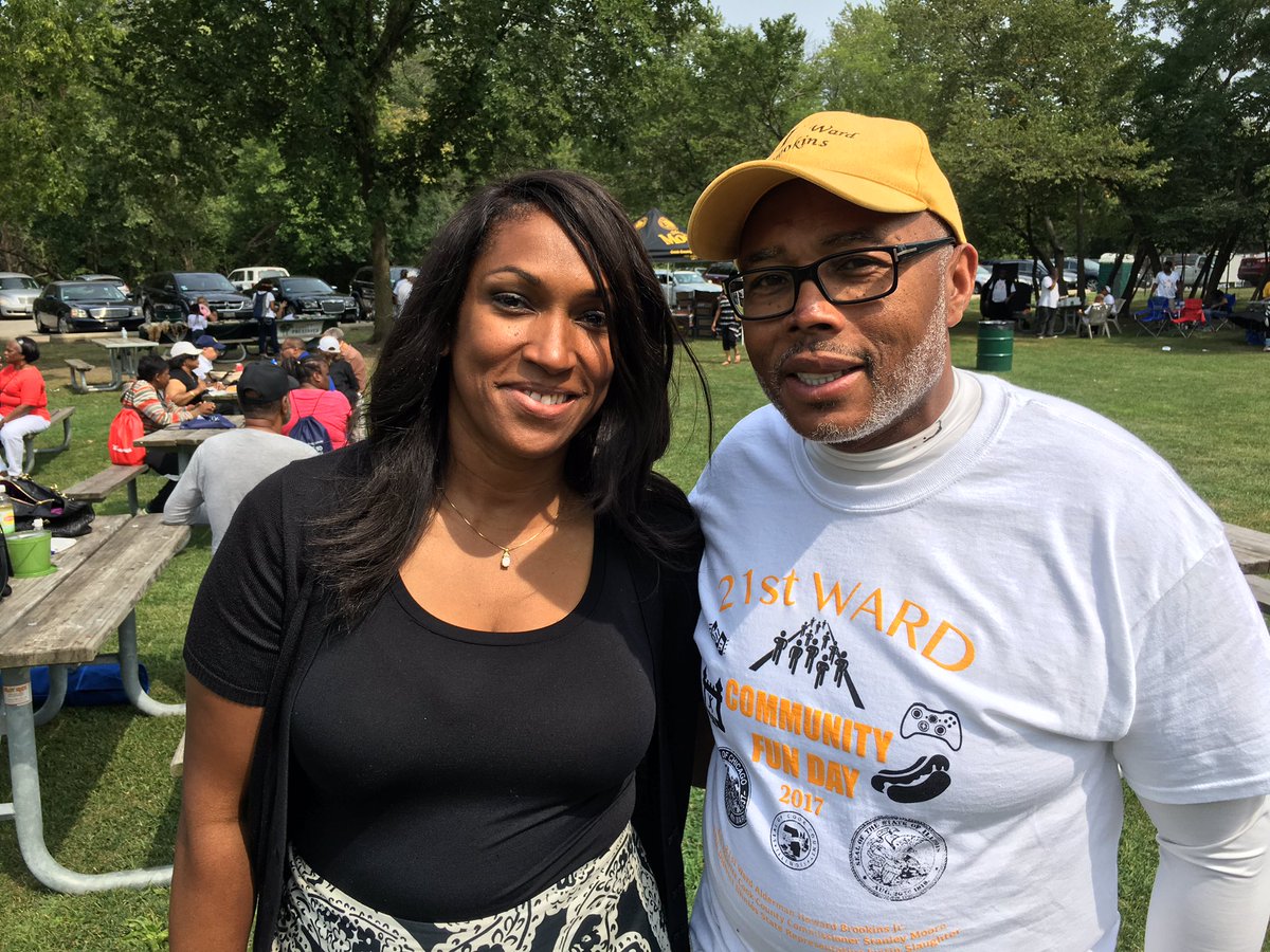OliveHarvey_CCC's tweet photo. Representating #OHC in the community today. Thanks @Ald_Brookins21 @CommStanMoore for inviting us to your picnic #OHCCommunity #Education FD https://t.co/pX1aXlkZDC