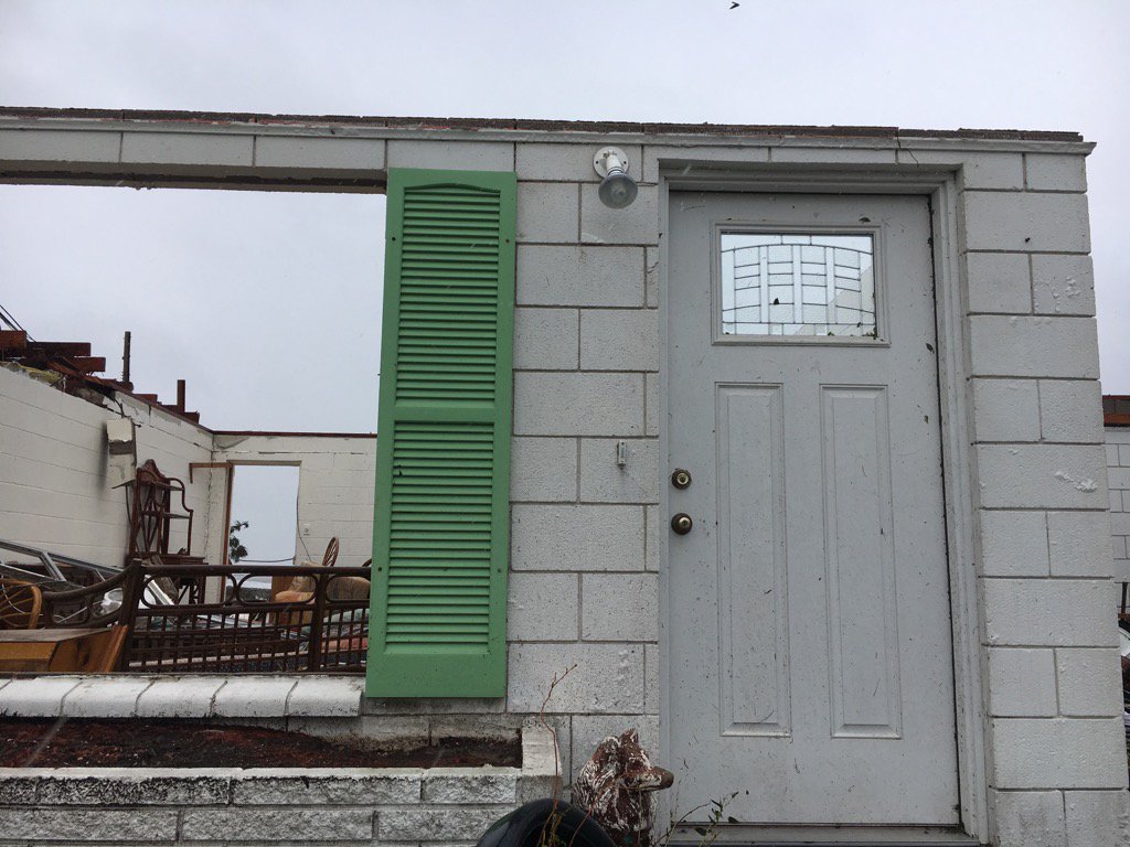 mannyNYT's tweet photo. Roofless home on Glass Avenue in Rockport https://t.co/SnPBVu4Yjl
