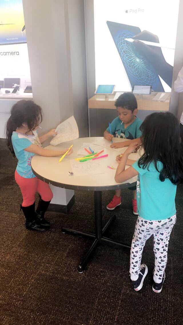 PenaLiceth's tweet photo. Kids having fun while parents shop. #SST #5for90 #sprint #commerceteam @SprintFlores @blee01 https://t.co/5AdNCzCpRK