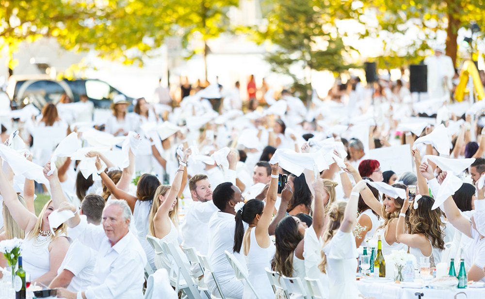 WestenderVan's tweet photo. Two parks, one picnic: Photos from Diner en Blanc 2017 https://t.co/q1RCKMq9YV #deb2017 https://t.co/6j6L3BMjeq