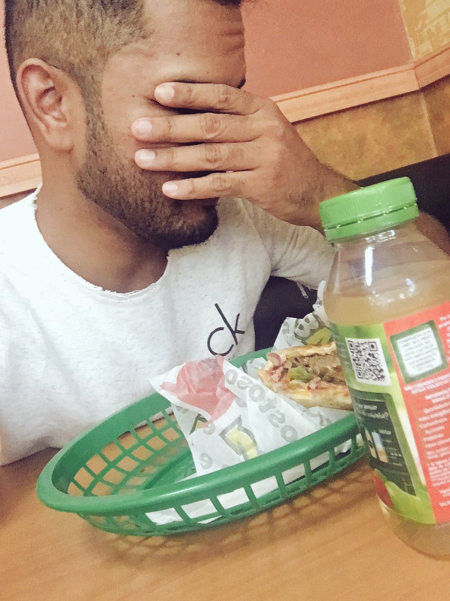 guerreiro_music's tweet photo. #TodoMundoJa quebrou a dieta com um Subway no FDS https://t.co/jQD3X1SIbL