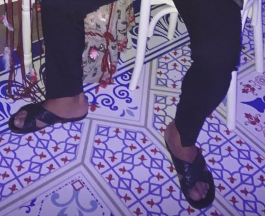 Amk biz bu terlikle ayıp olmasın diye bakkala gitmiyoruz, adam düğüne gidiyor.