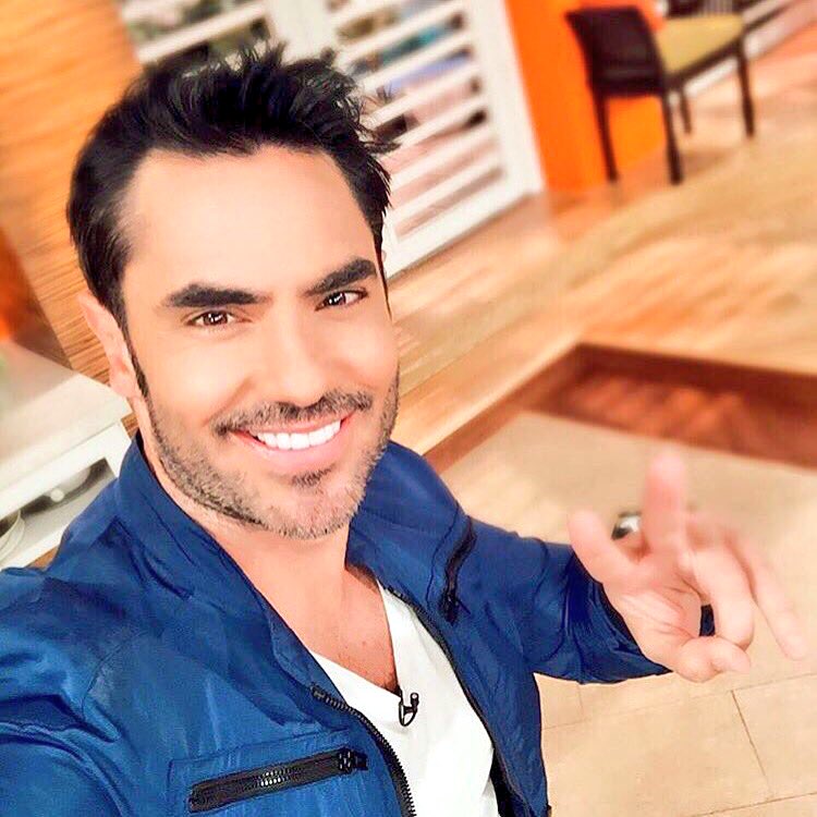 gloribina's tweet photo. #FelizDiaDelActor #postre  @LINCPAL Besos al #parcerito😍 #Matias 😍😍 https://t.co/OI4jvjJBH5