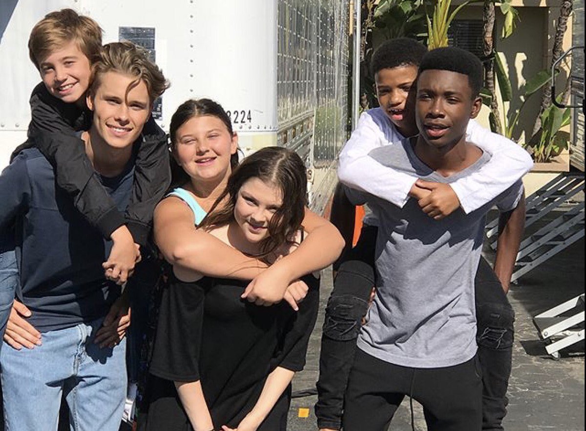 ThisIsUsFanCrew's tweet photo. Double Dose of the Pearsons! Best group of young hollywood talent on TV! #ThisIsUs 📸 @MHancsicsak https://t.co/0UGObjV9SM