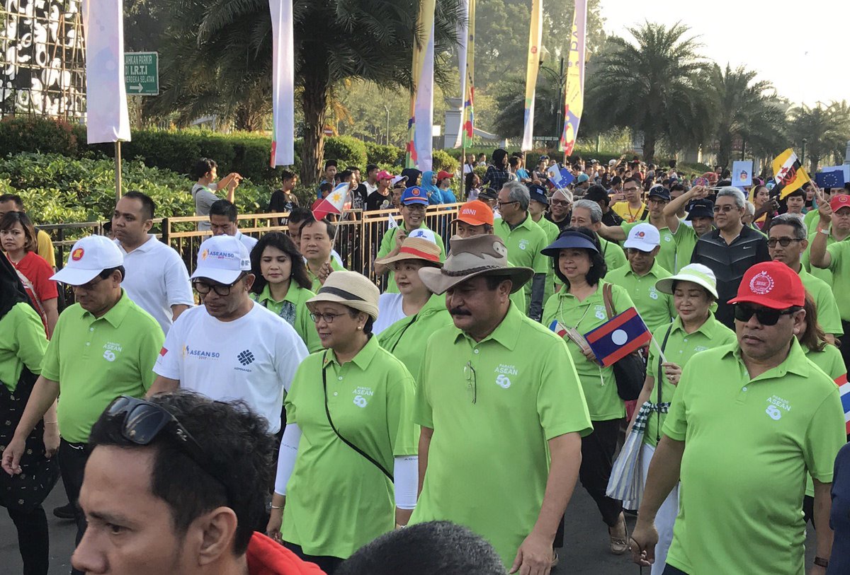 Kemlu_RI's tweet photo. Peringatan #ASEAN50 #MenluRetno membuka #ASEANParade bersama Sekjen @ASEAN di Monas pagi ini @PTRIASEAN @setkabgoid @kemkominfo @KompasTV https://t.co/GLkXmVIMOX