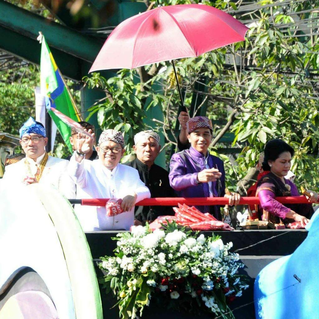 Karnaval terbesar yang diikuti berbagai provinsi di Indonesia, berbagai unsur masyarakat, dan menampilkan berbagai keragaman budaya kita...