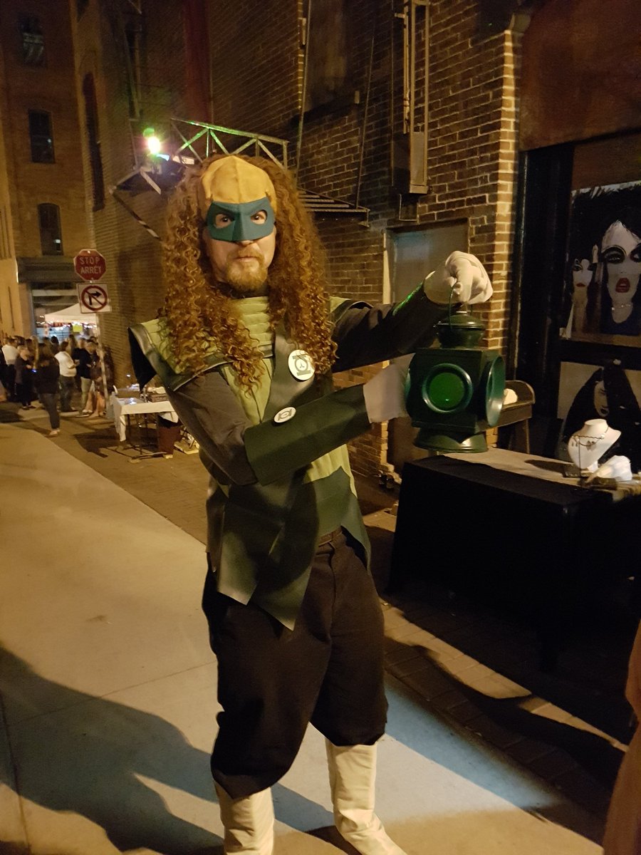 Some awesome cosplay out <a href="/MoonlightBazaar/">MoonlightBazaar</a> ! #FundyFanFest #saintawesome