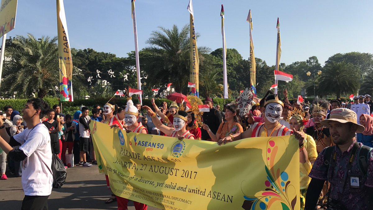 Kemlu_RI's tweet photo. peserta #ASEANParade peringati #ASEAN50 di Monas pagi ini. @PolhukamRI @DivHumasPolri @setkabgoid @kemkominfo @PTRIASEAN @bakohumas https://t.co/P36fAmPXHc