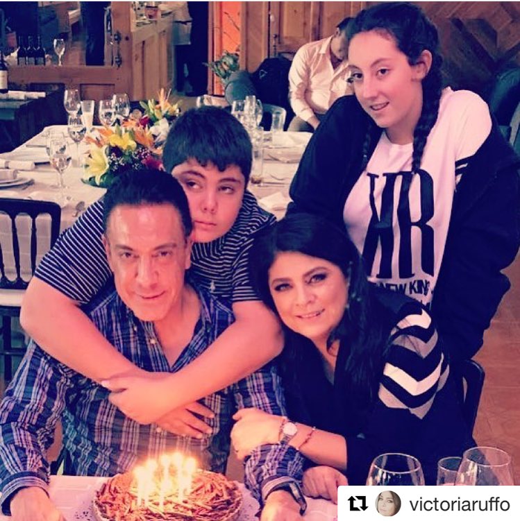 fcvickytafayad's tweet photo. Festejando! 🎂🎉🎈
#Repost @victoriaruffo (@get_repost)
・・・
Feliz cumpleaños Omar!! Te amamos!!❤️❤️❤️❤️❤️ https://t.co/AHD6ruUYzC