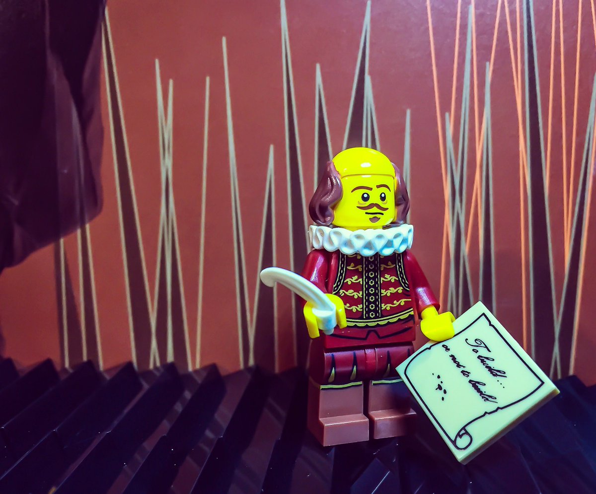 Legismo's tweet photo. To build... or not to build #lego #minifigures #shakespeare #señorlego #legominifigures #legoshakespeare #legomx #tobuildornottobuild https://t.co/Pg3uG89879
