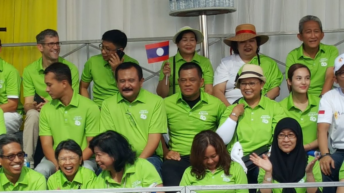 ASEAN's tweet photo. The VIP Gallery of #asean50parade is full of smiles, thanks to the dignitaries from #ASEAN and Dialogue Partners. https://t.co/rWcF9Q99ea