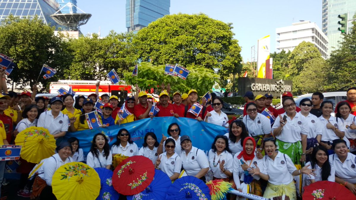 ASEAN's tweet photo. The #ASEAN Women's Circle made their presence felt at #asean50parade in #Jakarta with their umbrellas in signature ASEAN colours! https://t.co/AAf5uG0Thp