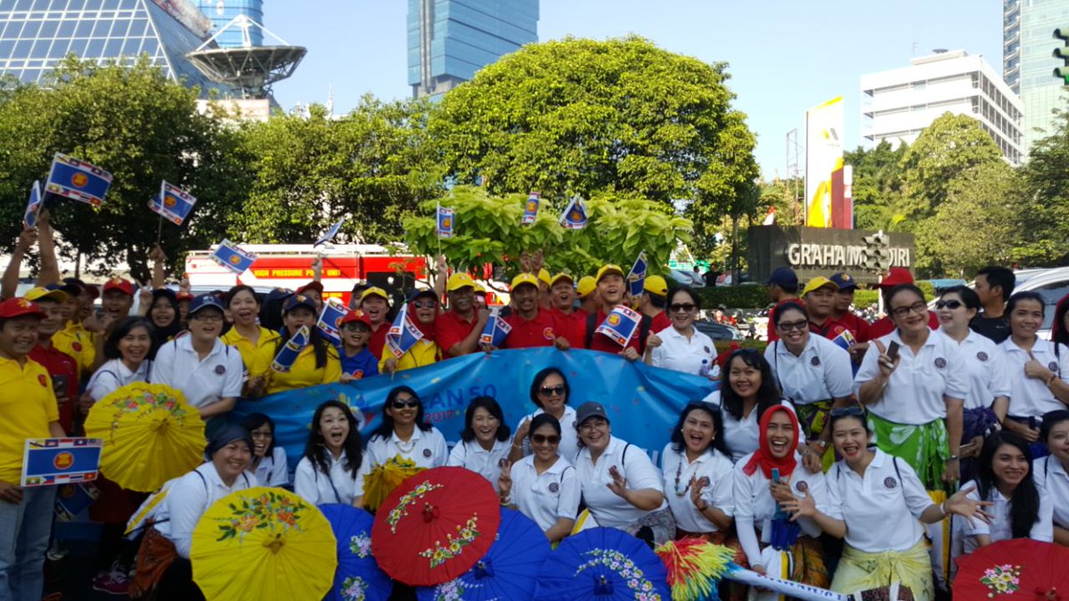 ASEAN's tweet photo. The #ASEAN Women's Circle made their presence felt at #asean50parade in #Jakarta with their umbrellas in signature ASEAN colours! https://t.co/AAf5uG0Thp