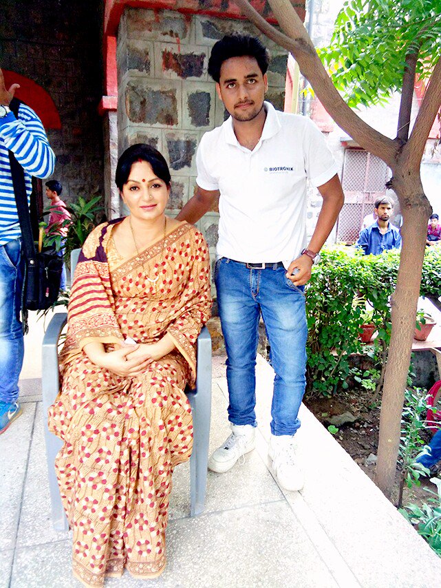 Sahilsinghr's tweet photo. #Today_Shoot_Of_Film_Pakistan_Ban_With_
#Actrees_Upasana_Singh_Character_as_a
#Mother_& #Son☺😉❤🎬🎥 https://t.co/BWkBxRgbi3