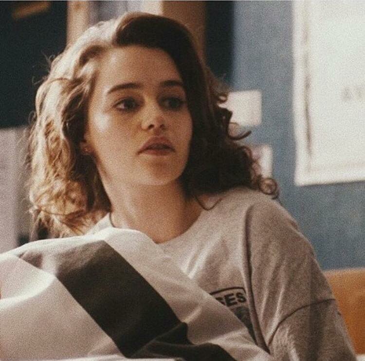 jonsnorth's tweet photo. EMILIA CLARKE EU TE AMO MULHER DA ATE VONTADE DE FORNICAR https://t.co/ijcjHPhUDH