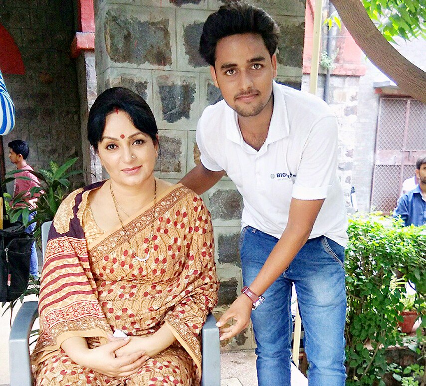 Sahilsinghr's tweet photo. #Today_Shoot_Of_Film_Pakistan_Ban_With_
#Actrees_Upasana_Singh_Character_as_a
#Mother_& #Son☺😉❤🎬🎥 https://t.co/KpMzzKza7T