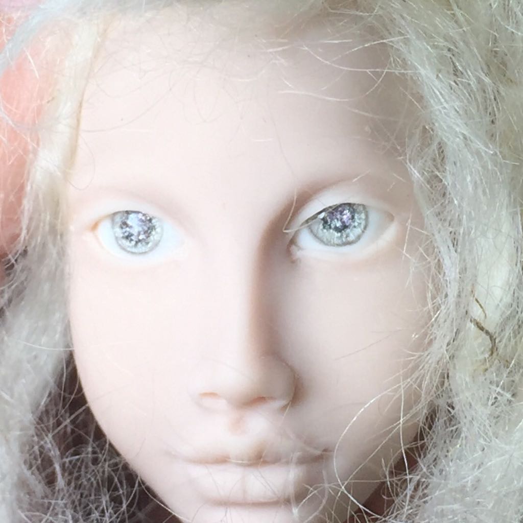 Ellenfaeforest's tweet photo. Awesome accident - the gloss on my hand made eyes lifted inside to create a crackle effect #ooak #polymerclay #doll #angeladrake #wip https://t.co/C4h7BaWGsb