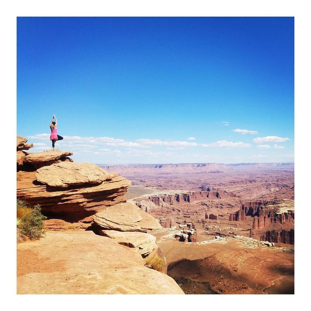 CrystalIvonne's tweet photo. Life elevated. โ๏ธ
.
#utah #canyonlands #moab #reddirt #blueskies #hikeutah #allthewayup #cousinweekend #aligningmyshit #grateful https://t.co/yEJJ2JjLYa
