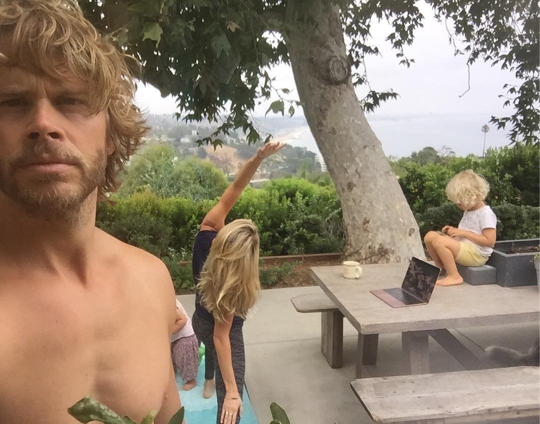 Repost from <a href="/ericcolsen/">eric christian olsen</a> instagram 😏 -  The family that works out in the backyard together...wooorks out in the backyard together