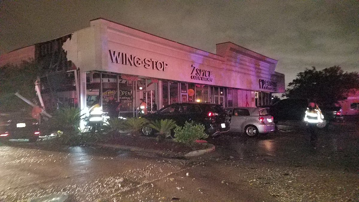 KPRC2Phil's tweet photo. Tornado touches down 2200 block Texas Parkway in Missouri City. Smashes three businesses. 25 people inside. Only one w/ minor injuries https://t.co/gQyYdkHOIF