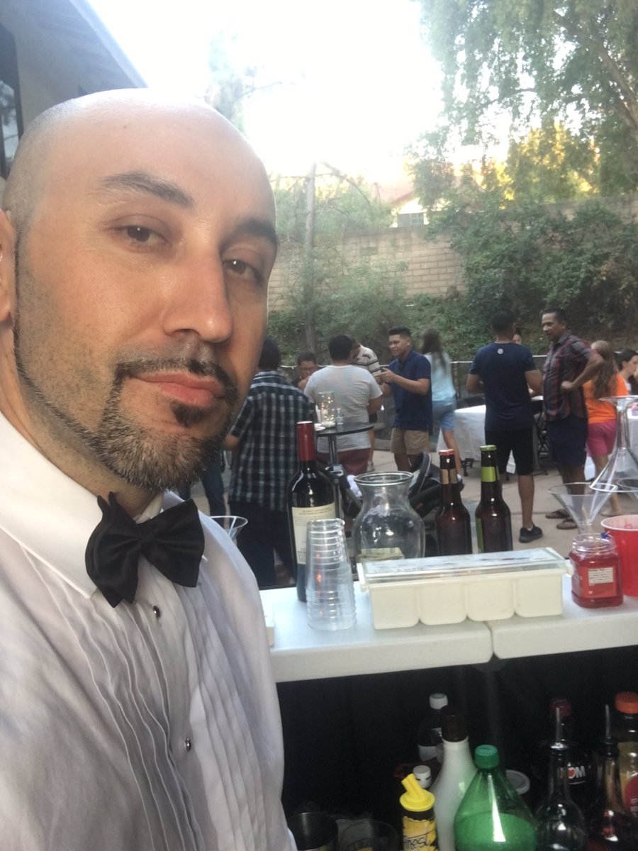 iAMaMixologist's tweet image. @FloydMayweather @TheNotoriousMMA Bartending the #FightParty #Bartending #Mixologists #DiamondBar #TBE #TMT #McGregor