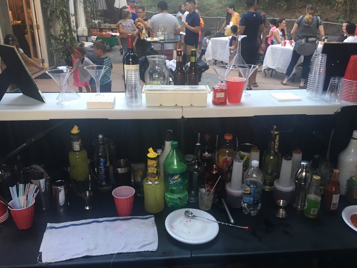 iAMaMixologist's tweet image. @FloydMayweather @TheNotoriousMMA Bartending the #FightParty #Bartending #Mixologists #DiamondBar #TBE #TMT #McGregor