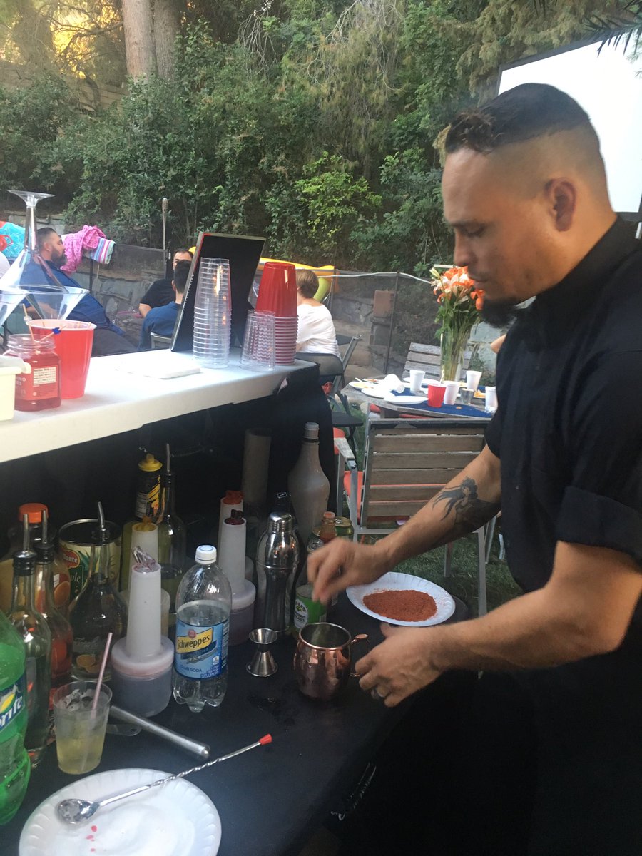 iAMaMixologist's tweet image. @FloydMayweather @TheNotoriousMMA Bartending the #FightParty #Bartending #Mixologists #DiamondBar #TBE #TMT #McGregor