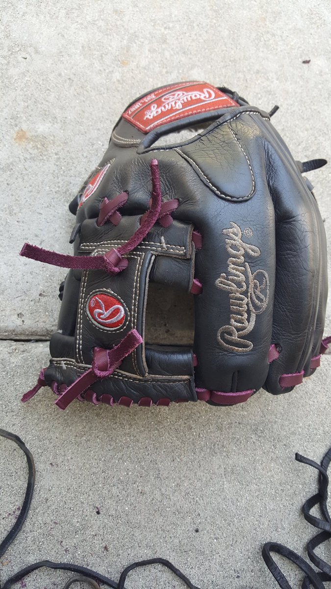 tyacrzy's tweet photo. #stressrelieve #alwaysworking no baseball today needed to relax . #relaced #rawlingslove #socaltribe #stpaulbaseball https://t.co/xh78eZ4fjT