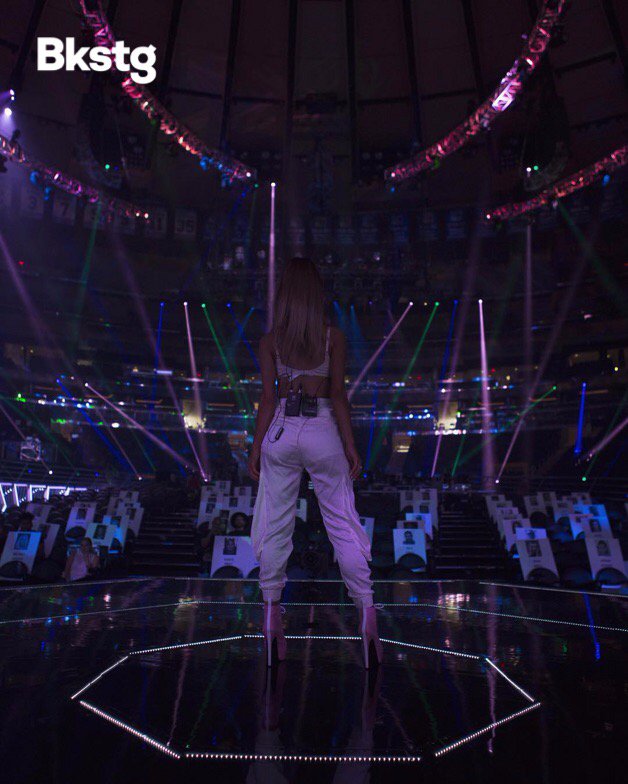 AG4Updatess's tweet photo. The calm before the storm at the 2016 MTV #VMAs... 🚲  "Side to Side" is nominated this ... https://t.co/7QEC9Zvx5k https://t.co/EvdsWTDH46